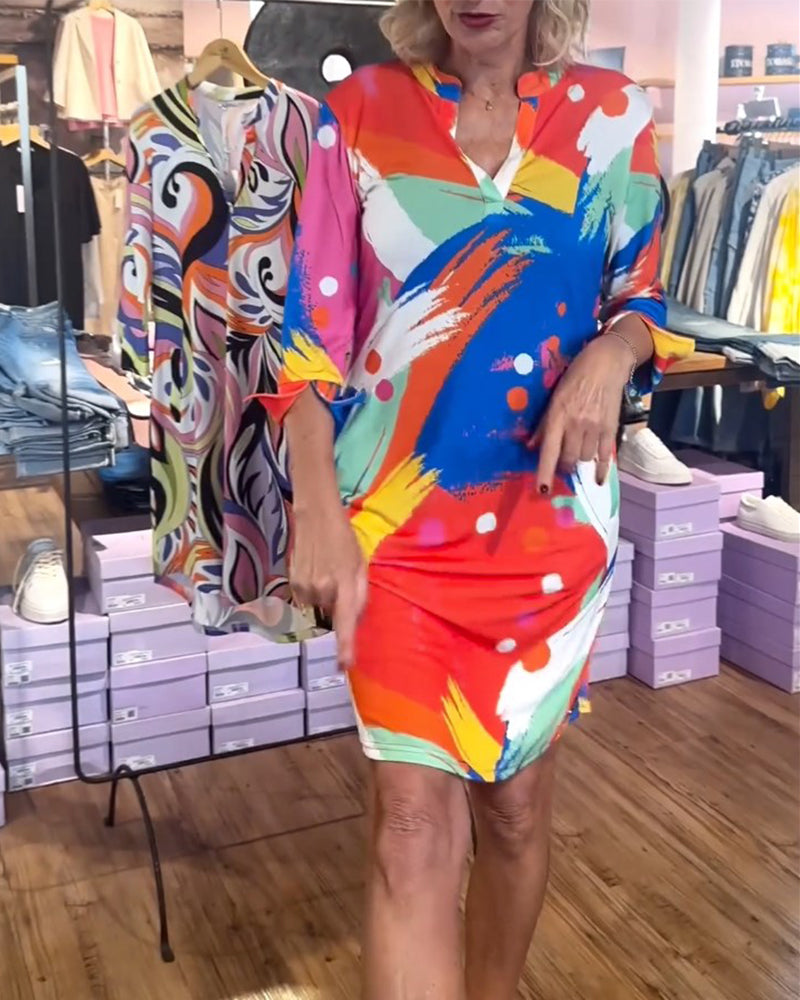 Elegant  V-halset kjole med farverigt print