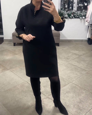 Ensfarvet kjole med ståkrave