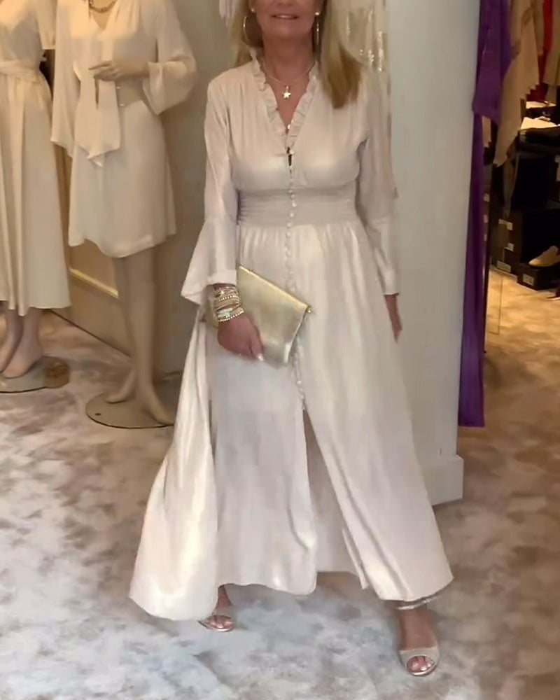 Lang kjole med blondekrave med knappet talje