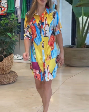 Farverig kjole med reverskrave