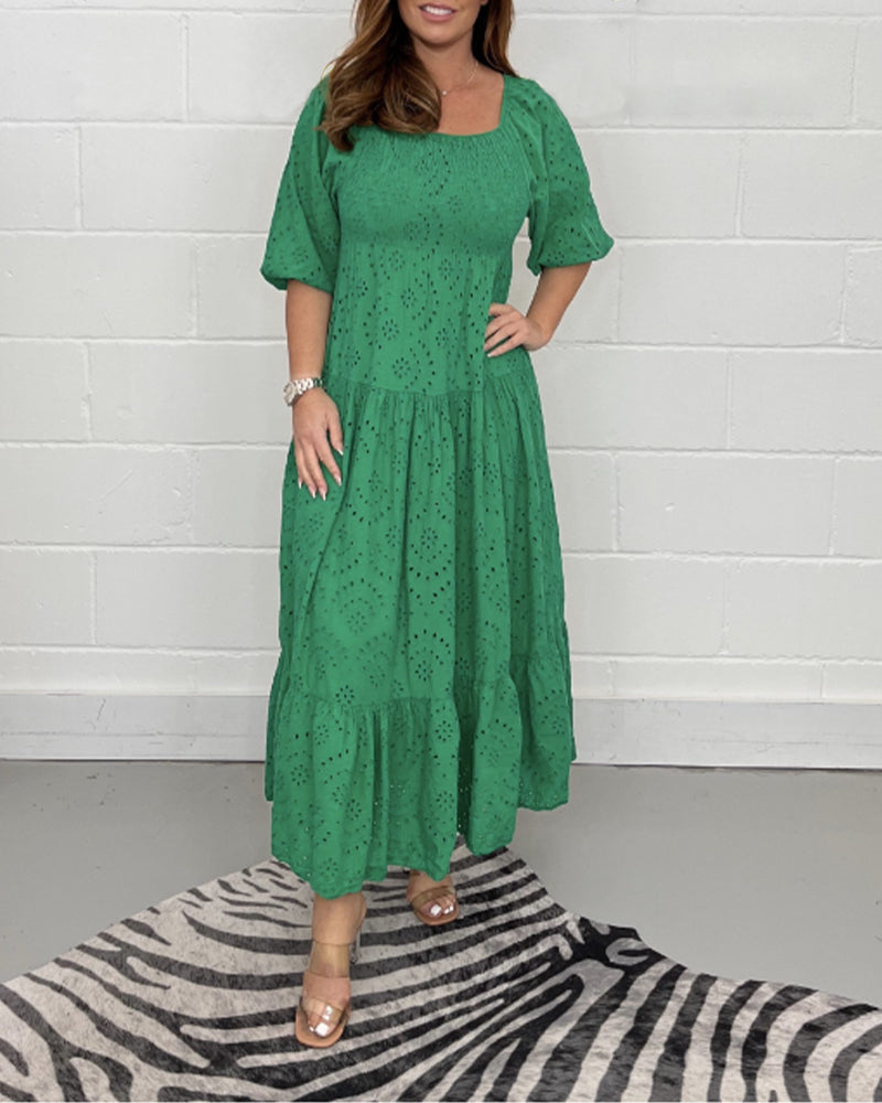 Ensfarvet kjole med firkantet krave i hullet design