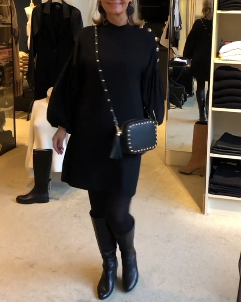 Klassisk sort kjole med lanterneærmer