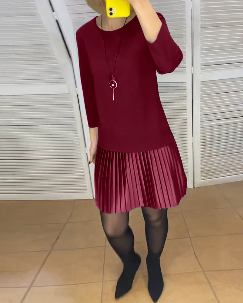 Kjole med plisserede paneler