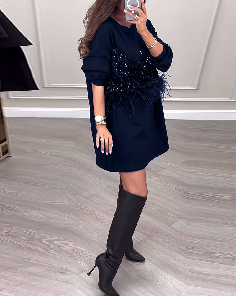 Stilfuld patchworkkjole med pailletter og fjer