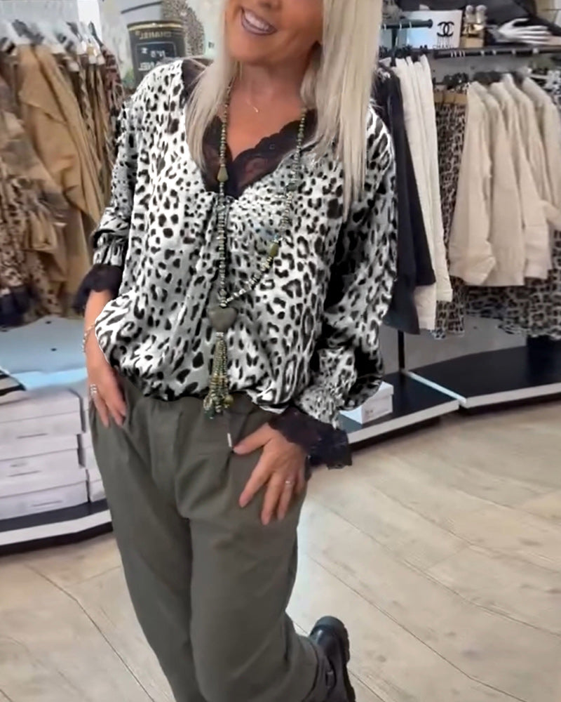 Stilfuld leopardprint bluse med blonde V-udskæring