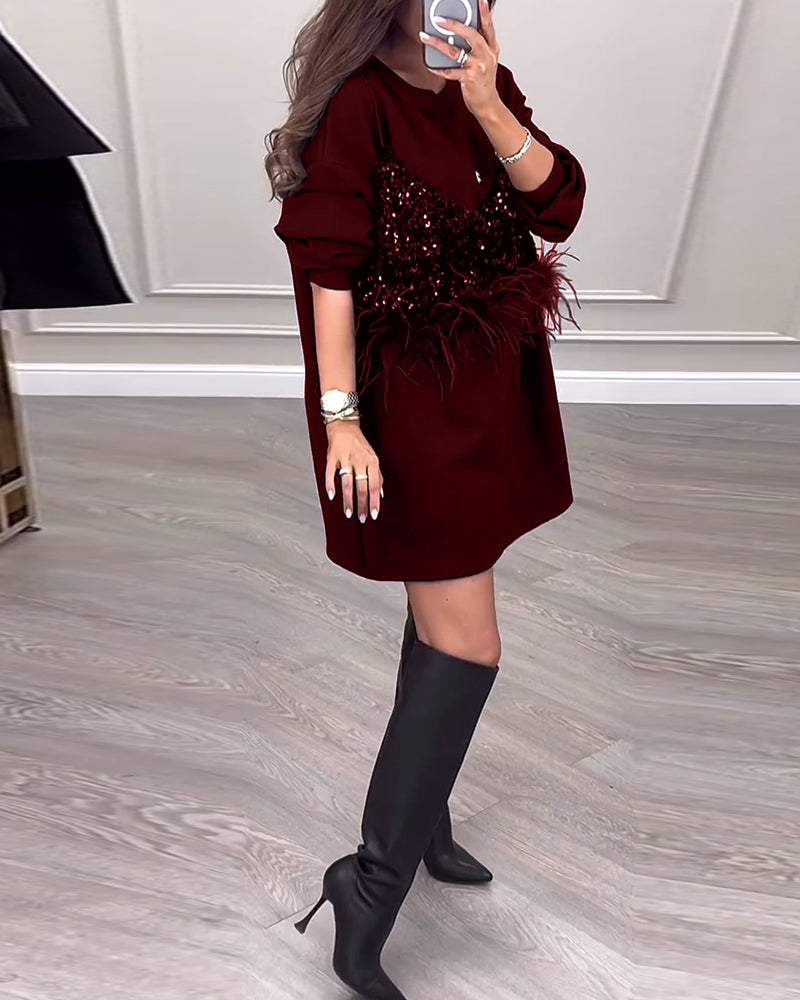 Stilfuld patchworkkjole med pailletter og fjer