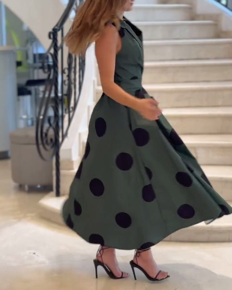 Elegant ensfarvet kjole uden ærmer