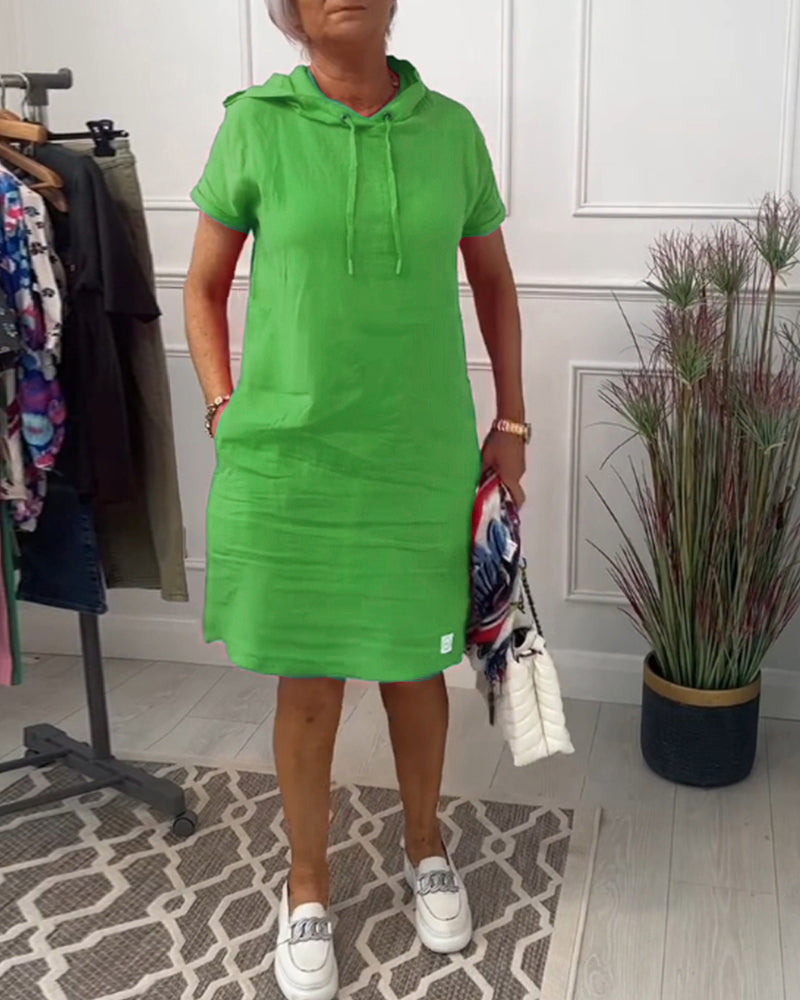 Afslappet kjole med korte ærmer og hætte