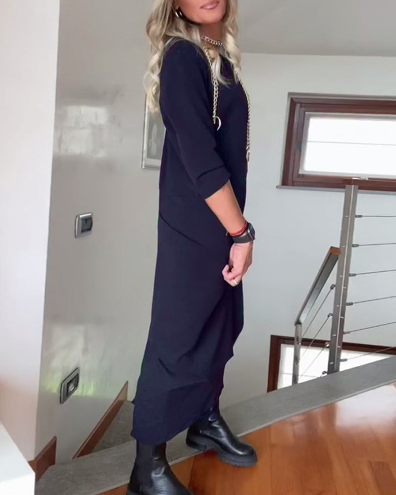 Plisseret ensfarvet elegant kjole med rund hals