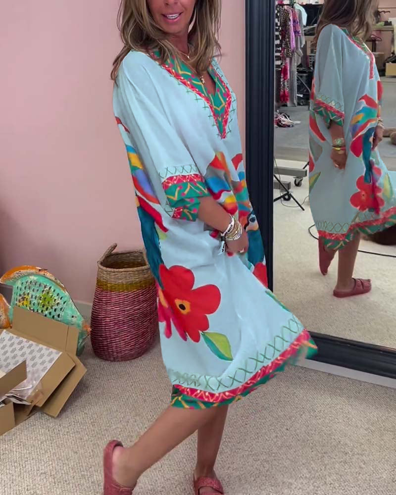 V-halset kjole med tropiske motiver