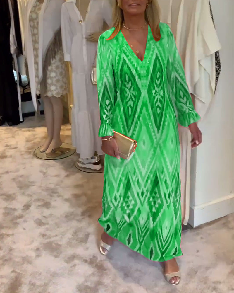 V-halset kjole med geometrisk print og vide ærmer