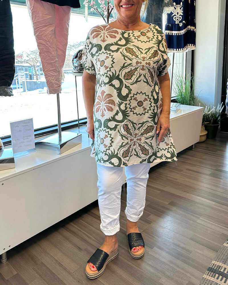 Afslappet blomsterbluse med rund hals