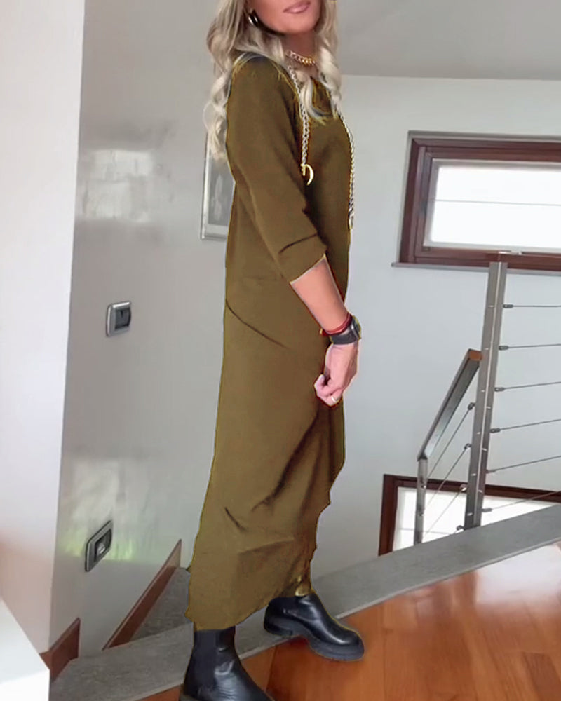 Plisseret ensfarvet elegant kjole med rund hals