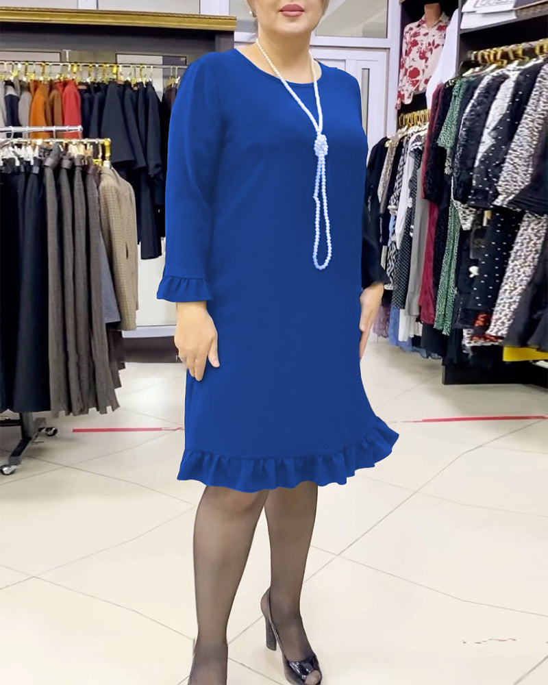 Ensfarvet kjole med flæser