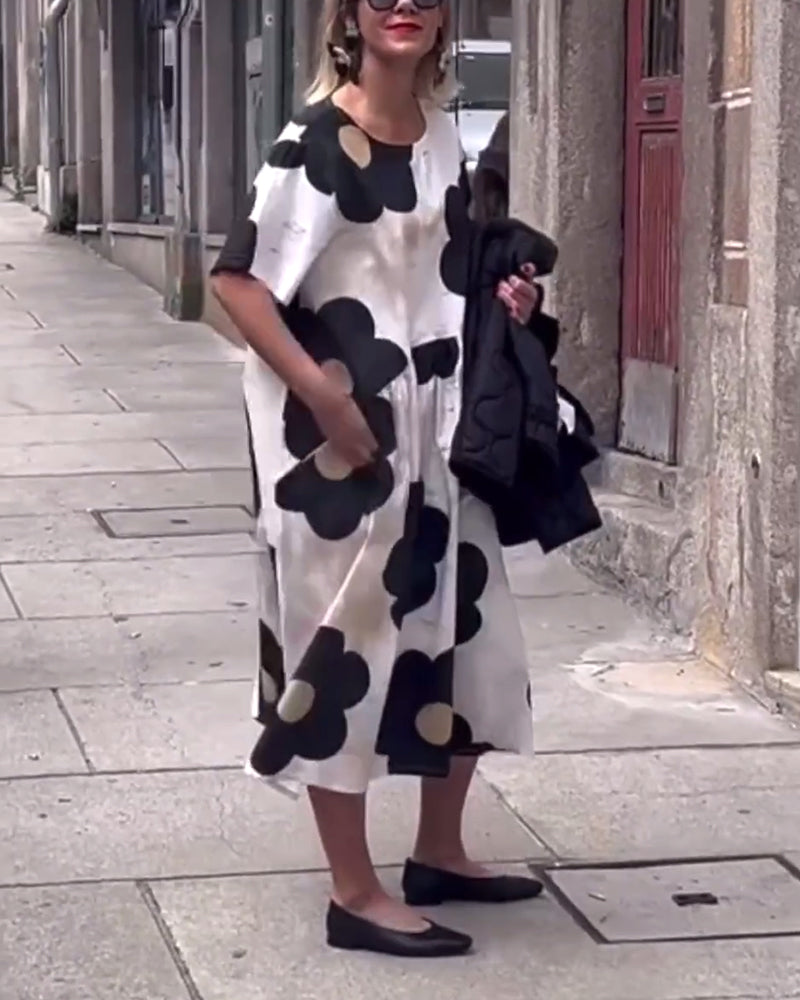 Kjole med store animerede blomstermotiver