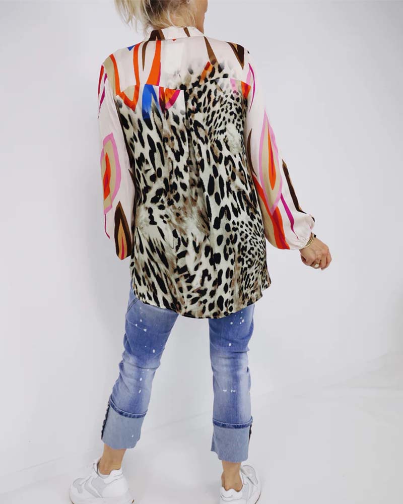 Bluse med V-udskæring og farverige prints