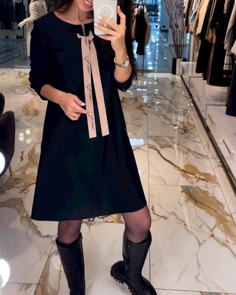 Stilfuld kjole med båndkrave