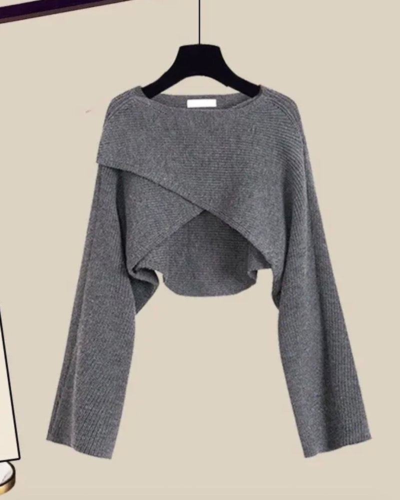 Tredelt sæt | Top med tværgående design, hvid skjorte og grå bukser