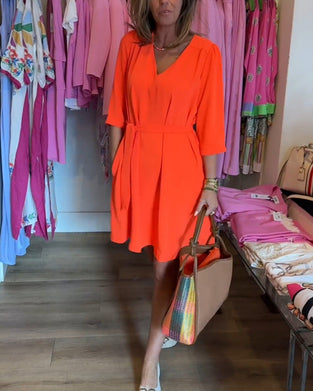 Ensfarvet kjole med mellemlange ærmer og bælte