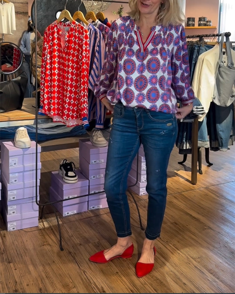 Elegant bluse med v-udskæring og geometrisk print