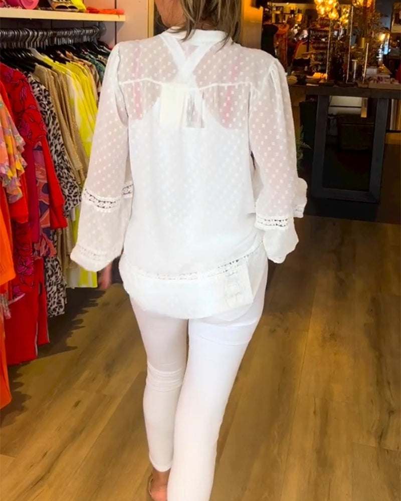 Langærmet top med V-hals og blondepaneler