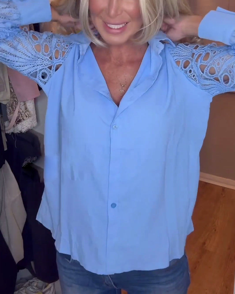 Blå skjorte med blondeærmer