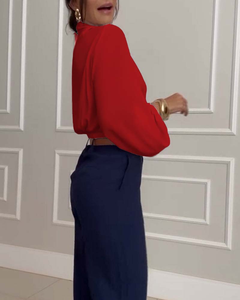 Stilfuld hvid  bluse med lanterneærmer og V-udskæring