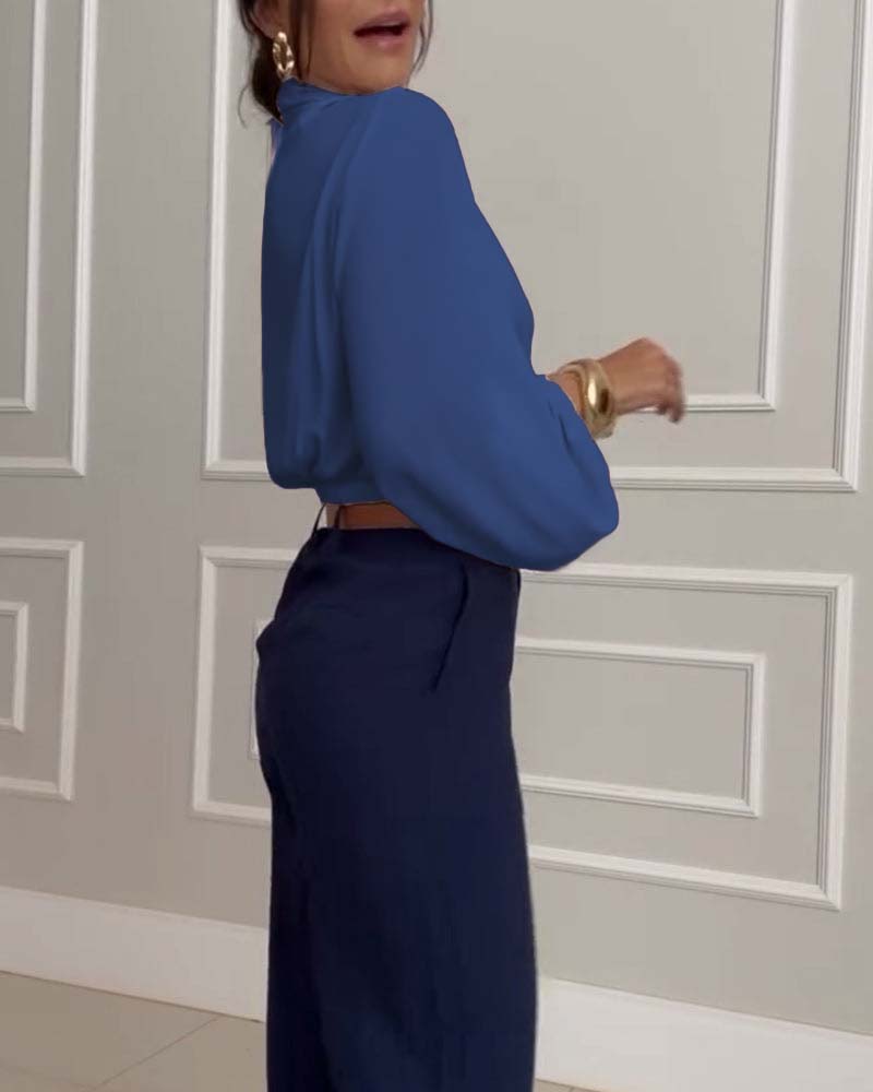 Stilfuld hvid  bluse med lanterneærmer og V-udskæring