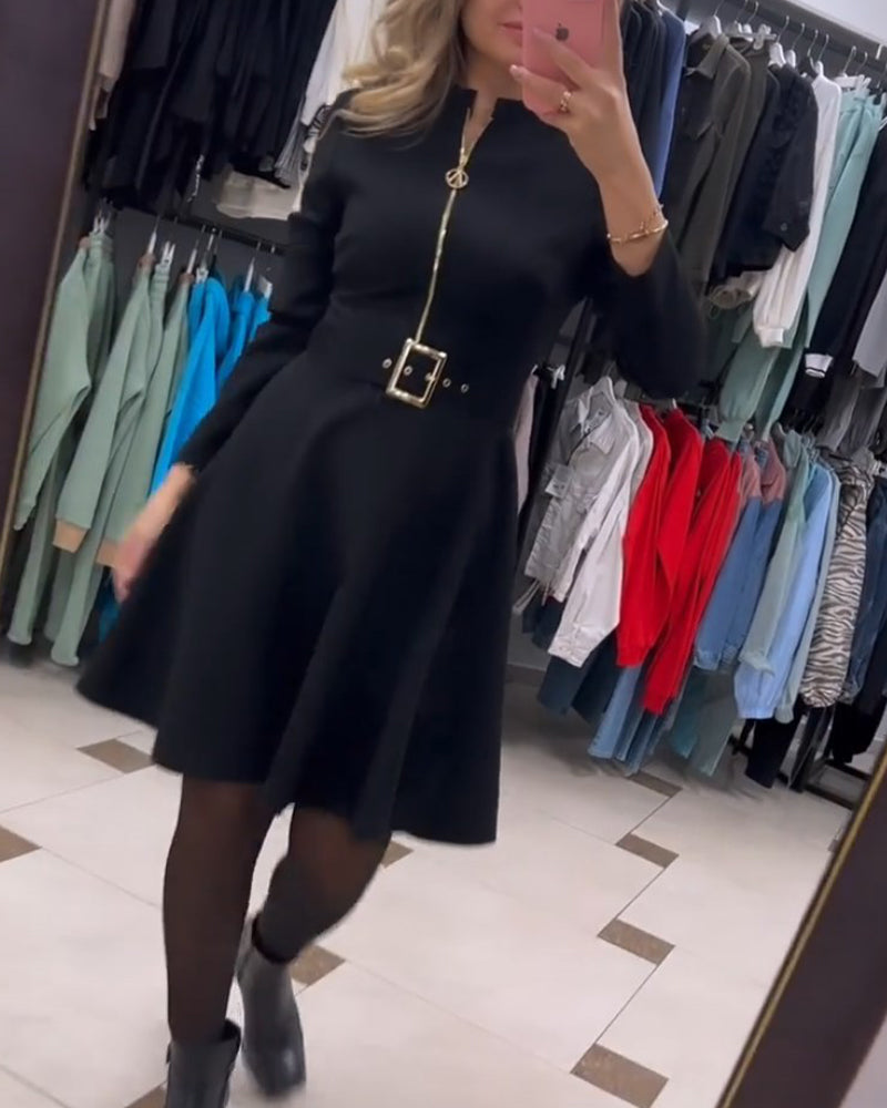 Enkel ensfarvet kjole med lynlås