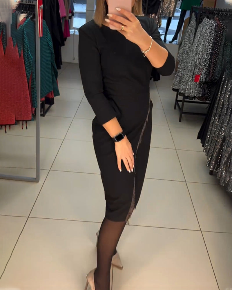 Kjole med skrå slids og rund hals