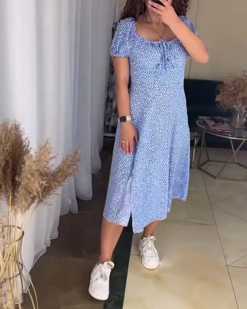 Afslappet blomsterkjole med slids