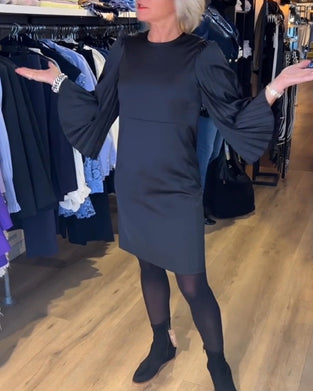 Sort kjole med plisserede klokkeærmer