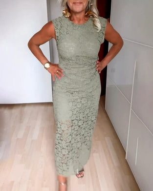 Elegant kjole uden ærmer med blonder og slids