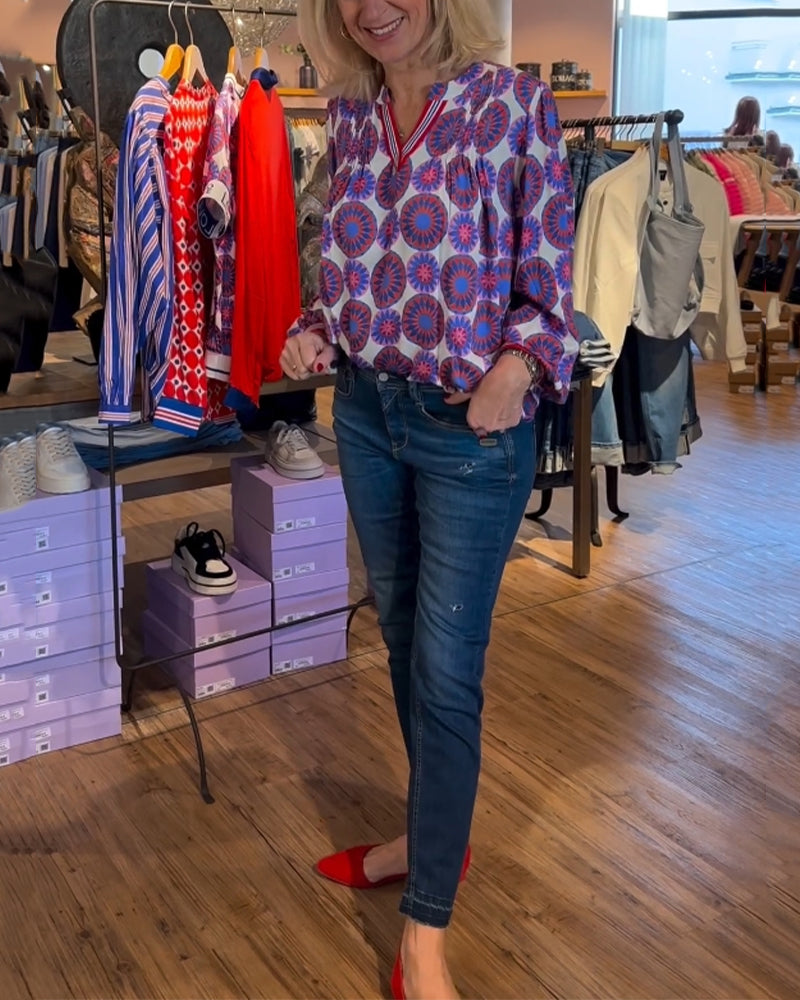 Elegant bluse med v-udskæring og geometrisk print