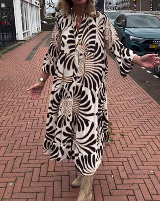 Elegantmønstret kjole i løs pasform