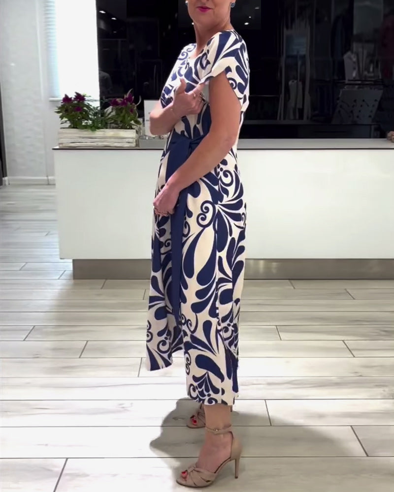 Elegant kortærmet kjole med print og taljebånd