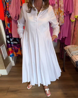 Hvid skjortekjole med plisseret nederdel