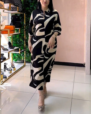 Abstraktmønstret kjole i kontrastfarver