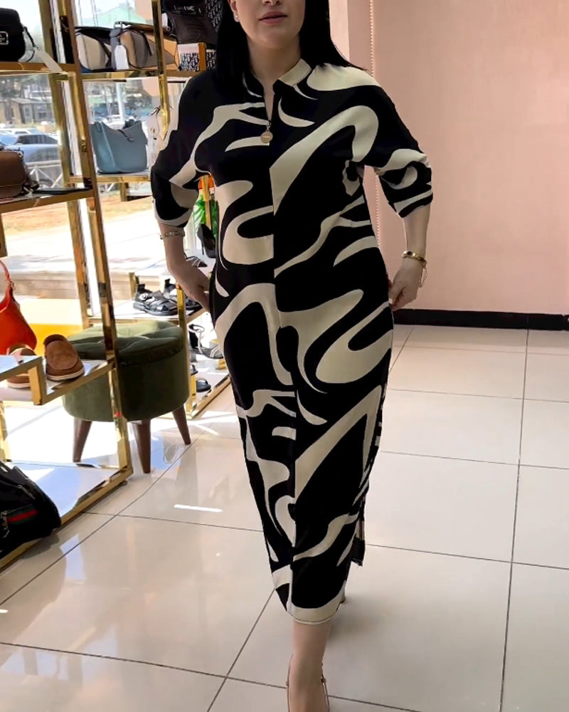 Abstraktmønstret kjole i kontrastfarver