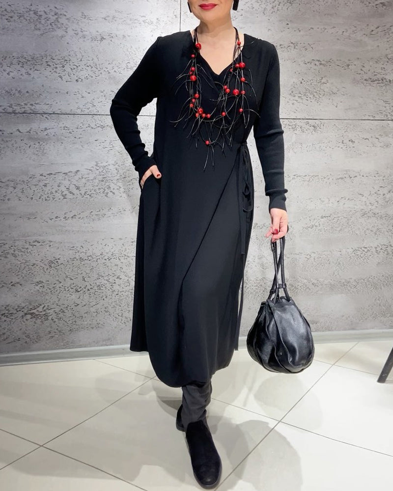 Ensfarvet kjole med bindestropper