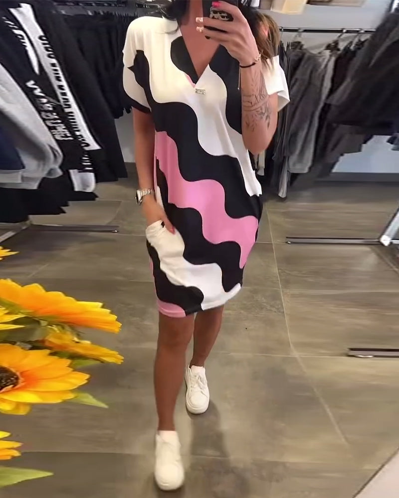 Kjole Med V-Udskæring Og Bølgemønster