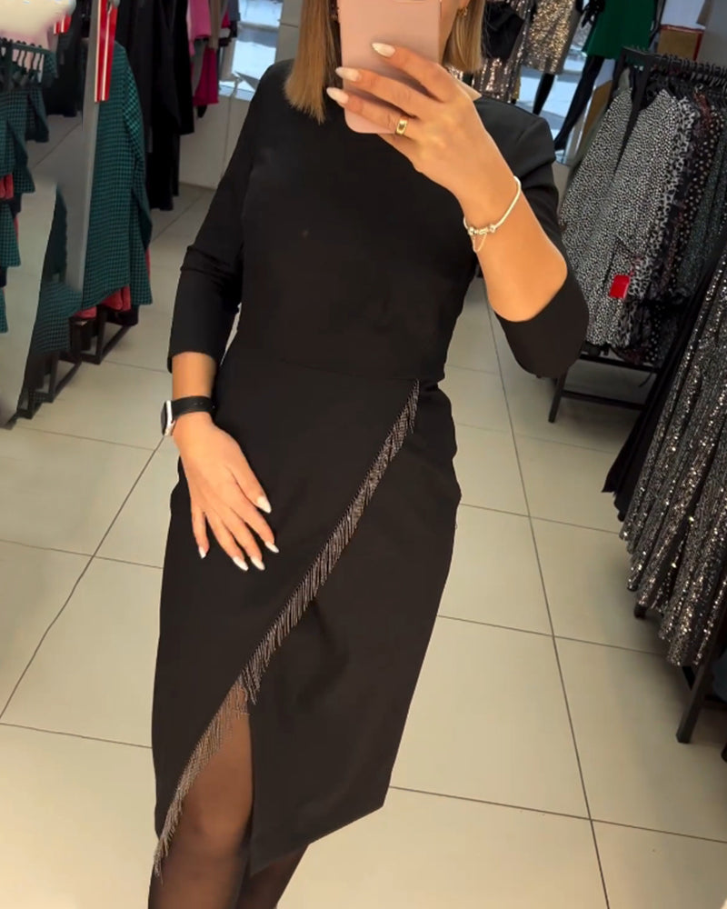 Kjole med skrå slids og rund hals