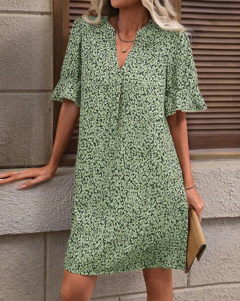 Elegant kjole med V-udskæring og print