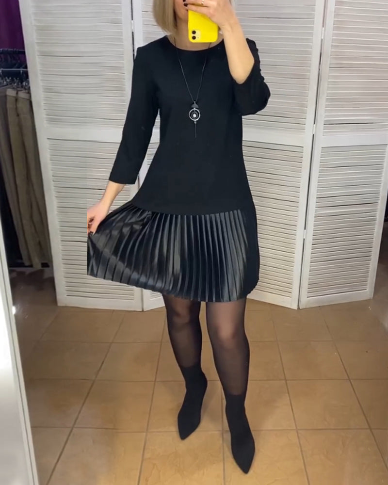 Kjole med plisserede paneler