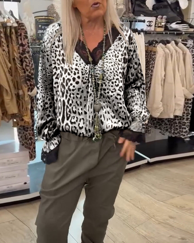 Stilfuld leopardprint bluse med blonde V-udskæring