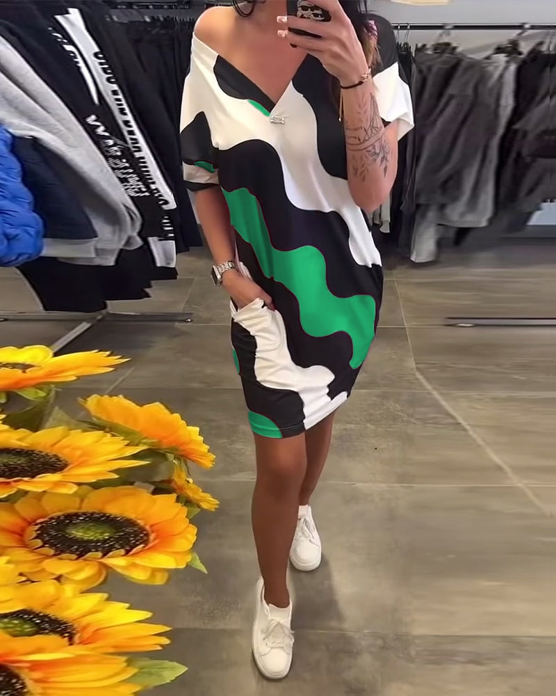 Kjole Med V-Udskæring Og Bølgemønster