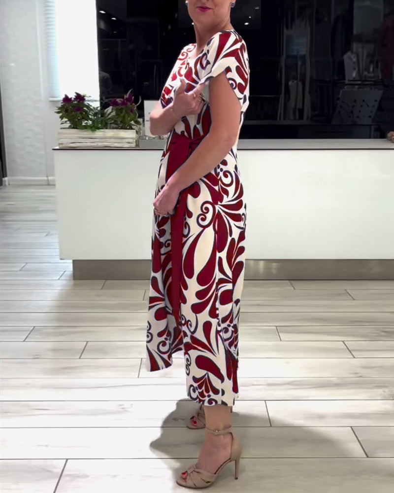 Elegant kortærmet kjole med print og taljebånd