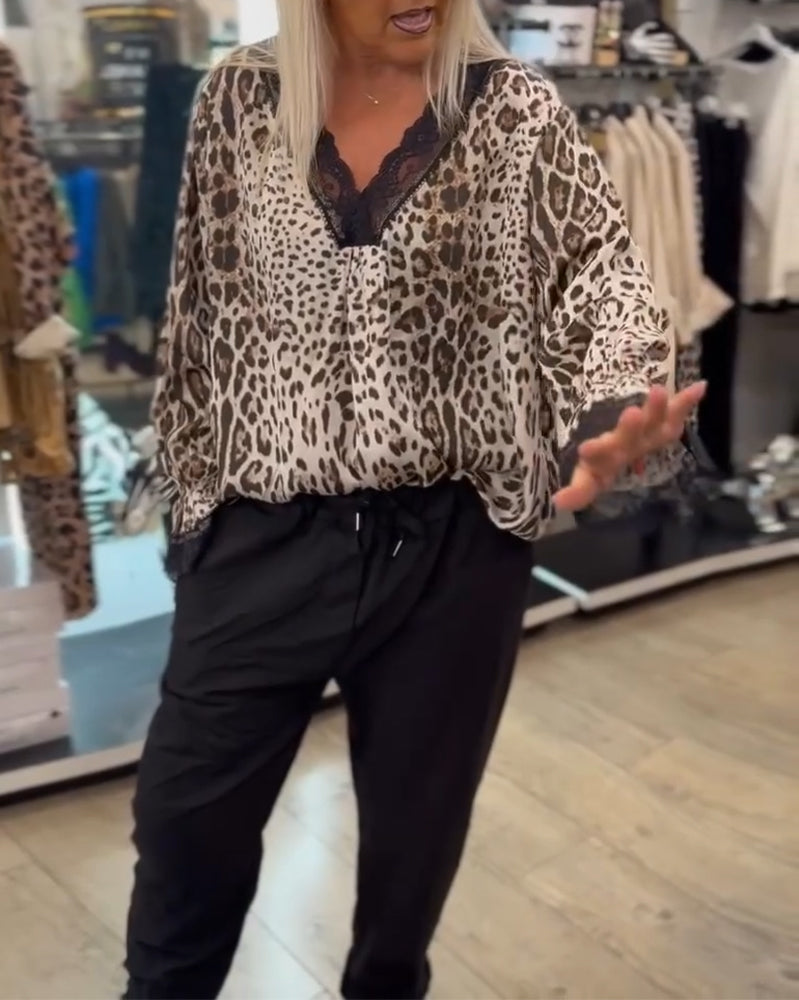 Stilfuld leopardprint bluse med blonde V-udskæring