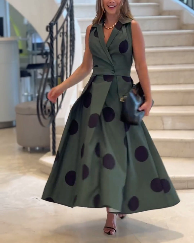 Elegant ensfarvet kjole uden ærmer