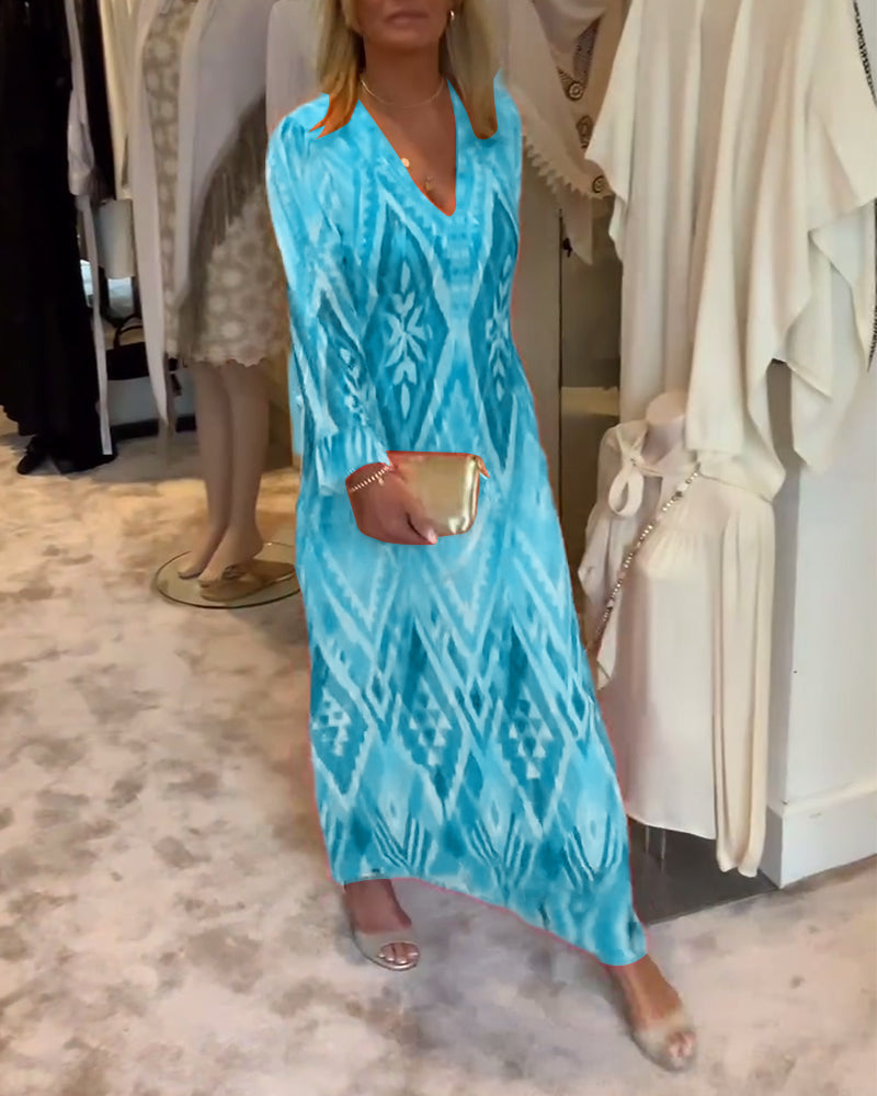 V-halset kjole med geometrisk print og vide ærmer